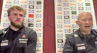 　ジョージア戦を前にオンラインで記者会見するラグビー日本代表のジョーンズＨＣ。左はディアンズ＝２０日