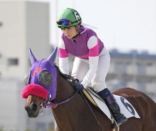 　２０２１年１１月１８日、国内女性騎手初の通算千勝を達成した宮下瞳騎手＝名古屋市の名古屋競馬場