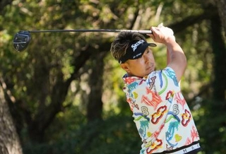 　第２日、通算７アンダーで首位の塚田よおすけ＝フェニックスＣＣ