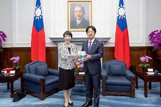 　高市氏（左）と台湾の頼清徳総統＝４月、台北市（総統府提供・共同）