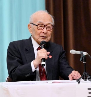 　「核兵器禁止条約」の批准を求める集会であいさつする被団協の田中熙巳代表委員＝２１日午後、東京都千代田区