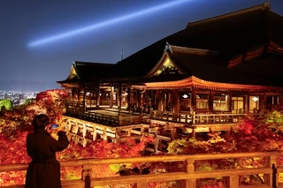 　秋の夜間特別拝観が始まるのを前に試験点灯でライトアップされた京都市東山区の清水寺＝２１日夜
