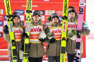 　Ｗ杯ジャンプ混合団体第１戦で優勝し、笑顔で写真に納まる（左から）丸山希、二階堂蓮、伊藤有希、小林陵侑＝リレハンメル（共同）