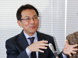 　記者会見する平良卓也弁護士＝２２日午後、石川県輪島市