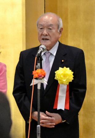 　新潟市で開かれた党会合であいさつする自民党の鈴木幹事長＝２２日午後