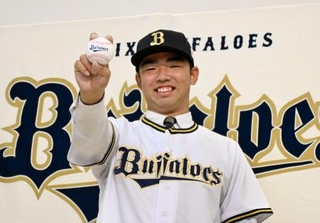 　オリックスへの入団が決まり、ポーズをとる延岡学園高の藤川敦也投手＝２２日、宮崎県延岡市