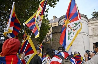 　中国大使館の移転予定地前で反対デモをする人たち＝１０月、ロンドン（共同）