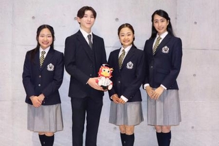 　フィギュアスケート全日本ジュニア選手権の開会式を終えた（左から）和田薫子、中田璃士、島田麻央、櫛田育良＝２２日、東京辰巳アイスアリーナ