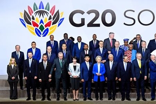 　Ｇ２０サミットで記念撮影に臨む高市首相（前列左から５人目）ら＝２２日、南アフリカのヨハネスブルク（ゲッティ＝共同）
