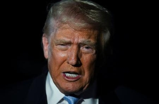 　１６日、米フロリダ州で、記者団に話すトランプ大統領（ロイター＝共同）