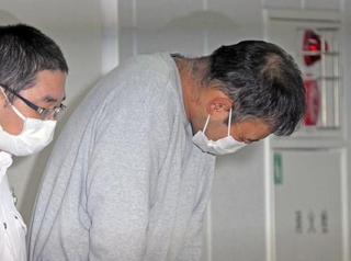 　送検のため、警視庁赤坂署を出る大津陽一郎容疑者＝２３日午前９時２１分