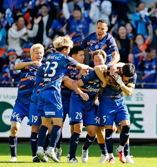 　長崎-水戸　前半、新井（手前中央）の先制ゴールを喜ぶ長崎イレブン＝ピースタ