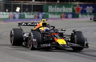 　Ｆ１ラスベガスＧＰで走行するレッドブルの角田裕毅＝米ネバダ州ラスベガス（ロイター＝共同）