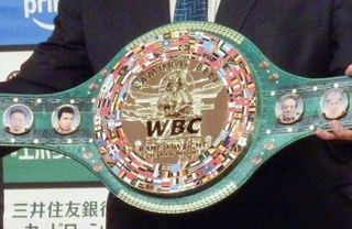 　ＷＢＣが今回の試合のために作製した特注ベルト。真ん中によろいかぶと姿の侍が彫られている＝２３日、東京都文京区