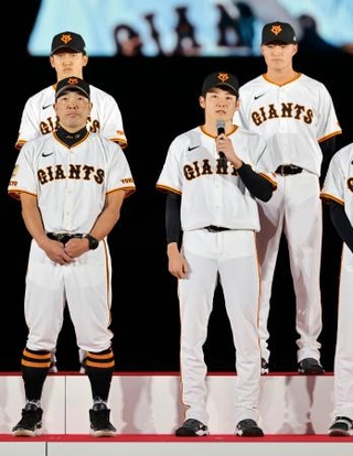 　巨人のファン感謝イベントで抱負を語るドラフト１位の竹丸和幸投手（前列右）。同左は阿部監督＝２３日、東京ドーム
