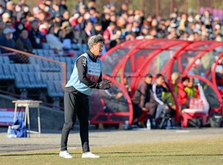 　ＪＦＬ大分戦でチームを鼓舞する鈴鹿・三浦＝クラサスサッカー・ラグビー場
