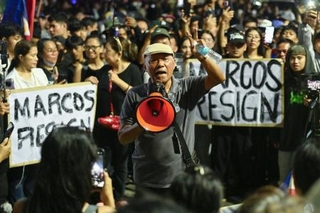 　フィリピンのマラカニアン宮殿近くに詰めかけ、マルコス大統領の辞任を求める人々＝９月、マニラ（共同）