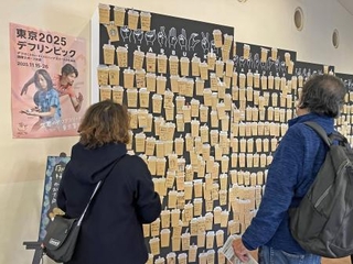 　東京・渋谷の「デフリンピックスクエア」内の臨時店舗に掲げられた出場選手らに向けたメッセージ＝２０日（スターバックスコーヒージャパン提供）