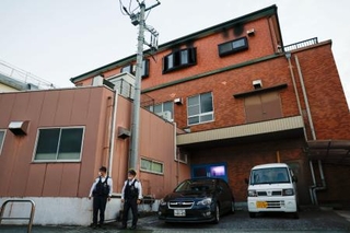　火災のあった菓子工場兼住宅＝２４日午後、東京都足立区