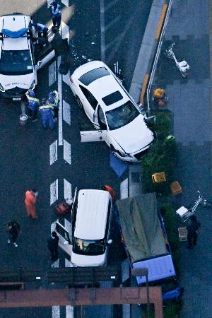 　販売店から盗まれた乗用車（右上）が事故を起こした東京都足立区の現場＝２４日午後２時９分（共同通信社ヘリから）