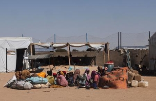 　スーダン西部から隣国チャド東部のキャンプに逃れた難民＝２３日（ロイター＝共同）