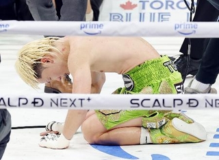 　井上拓真に完敗し、リング上で土下座する那須川天心＝トヨタアリーナ東京