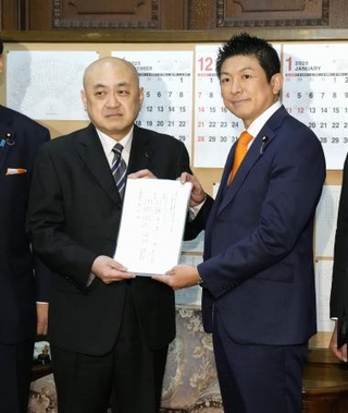 　独自に作成した「スパイ防止法案」を参院に提出する参政党の神谷代表（右）＝２５日午後、国会