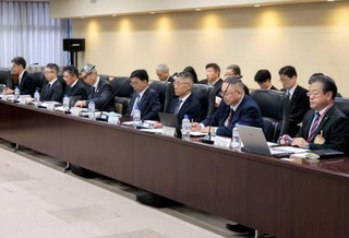 　国交省が開いた地方路線に関する有識者検討会に出席したＪＲ関係者ら＝２５日午後
