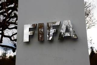 　ＦＩＦＡ本部に掲示されたロゴ＝チューリヒ（ロイター＝共同）