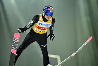 　Ｗ杯ジャンプ男子個人第３戦、小林陵侑の跳躍＝２５日、ファルン（ロイター＝共同）