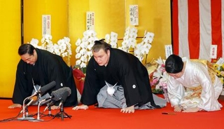 　大関昇進の伝達を受け、口上を述べる安青錦（中央）。左は安治川親方＝２６日午前、福岡県久留米市