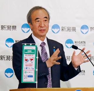 　表明後初となる記者会見をする花角英世新潟県知事＝２６日午前、県庁