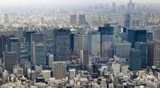 　東京駅周辺に林立するビル群。数多くの企業が入る＝２０２３年