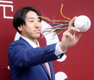 　契約更改交渉を終え写真撮影に応じる巨人の大勢＝２６日、東京都内の球団事務所