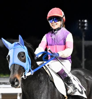 　馬に乗って引退式典に登場した宮下瞳騎手＝２６日夕、愛知県弥富市の名古屋競馬場