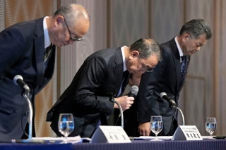 　サイバー攻撃によるシステム障害について謝罪するアサヒグループホールディングスの勝木敦志社長（中央）ら＝２７日午前、東京都千代田区