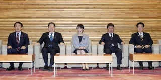 　２５日、閣議に臨む高市首相（中央）ら＝首相官邸