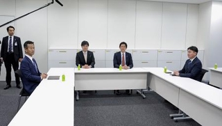 　会談に臨む４党の政調会長＝２７日午後、国会