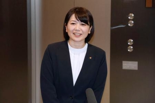 　市議会の辞職同意後、記者団の取材に応じる前橋市の小川晶市長＝２７日午後、前橋市