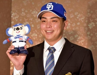 　中日への入団が決まり、ポーズをとる青学大の中西聖輝投手＝２７日、横浜市