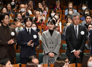 　映画「ペリリュー　楽園のゲルニカ」のチャリティー上映会に出席された愛子さま。（左から）俳優の中村倫也さん、板垣李光人さんら＝２７日午後、東京都千代田区（代表撮影）