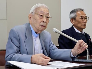 　米国での活動について記者会見する被団協代表理事の田中聡司さん＝２８日午前、広島市役所