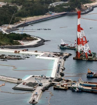 　埋め立て用土砂の投入作業が始まった、沖縄県名護市辺野古東側の大浦湾＝２８日午後（共同通信社機から）