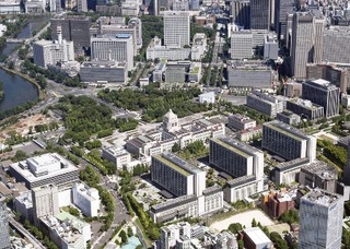 　東京・霞が関の官庁街（上）と国会周辺＝２０２５年７月