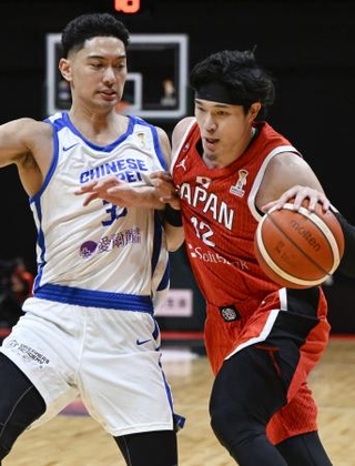 　日本-台湾　第１クオーター、攻め込む渡辺雄（右）＝ジーライオンアリーナ神戸