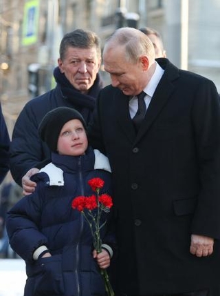 　ロシア・サンクトペテルブルクを訪問したプーチン大統領（右）に同行するコザク大統領府副長官（中央奥）＝２月（ロシア大統領府提供・タス＝共同）