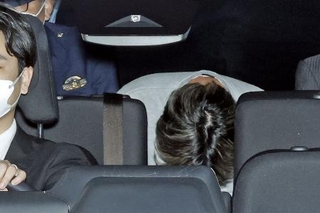 　送検される林欣海容疑者＝２９日午後０時３分、警視庁牛込署