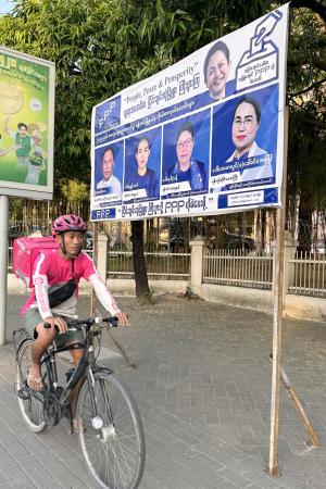 　ミャンマー最大都市ヤンゴンに設置された総選挙のポスター＝２８日（共同）