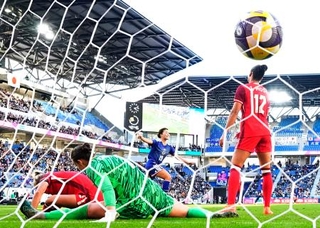 　日本-カナダ　前半、先制ゴールを決め、駆け出す谷川（中央奥）＝ピーススタジアムｂｙＳｏｆｔＢａｎｋ