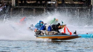 　優勝戦の１周目２マークを先頭で回る山口剛（２）＝ボートレース福岡